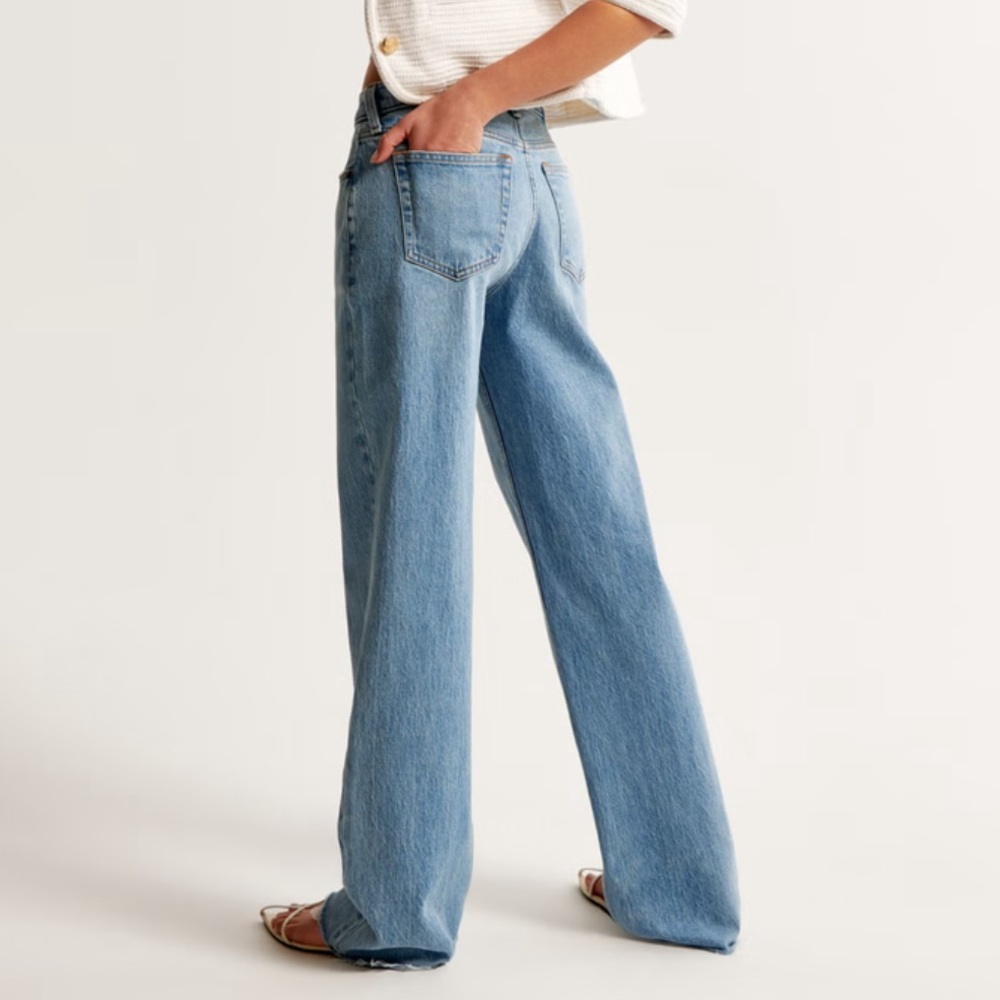 Abercrombie & Fitch - The Baggy Low Rise Jean - Size 6